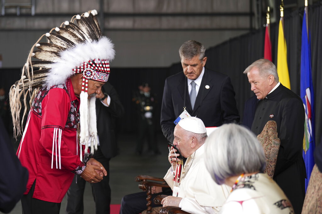 原住民酋長向教宗送上一串珠鏈。AP