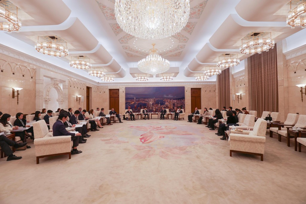 律師會將更主動對接國家發展戰略，深入思考香港法律專業如何在新階段更好融入國家發展大局。律師會fb