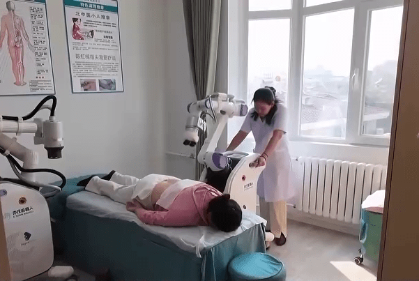 老人中心内应用机械人进行中医养生。