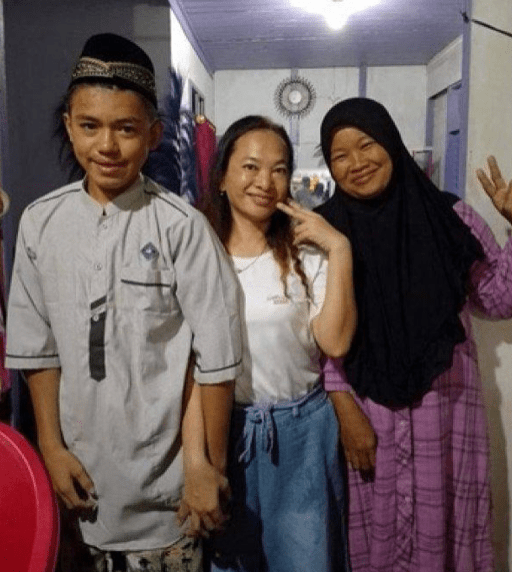 印尼41岁女子玛丽安娜（中）和闰蜜的16岁儿子凯文（左）结婚，引发法律和道德争议。网上图片