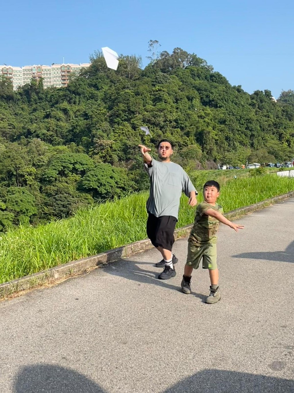 Sunny跟兒子花了一個下午摺紙飛機，又再叫媽媽擔任司機車兩人上山放 飛機，父子倆玩得開心，在旁的嫲嫲也甚為歡樂，這種廉價的親子樂不能用錢兌換。（圖片來源：受訪者提供）
