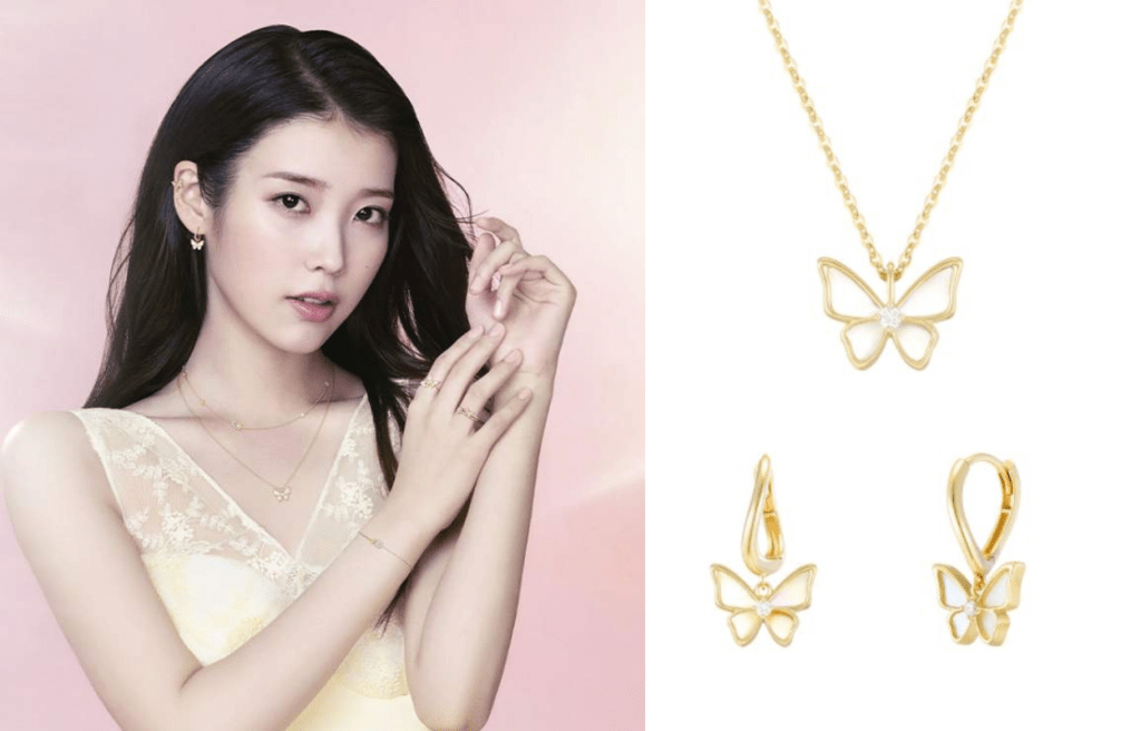新廣告中，IU以黃色透視喱士裙配襯LA POEME 14K鏤空蝴蝶造型吊墜項鏈及耳環，添注貴氣亮點。