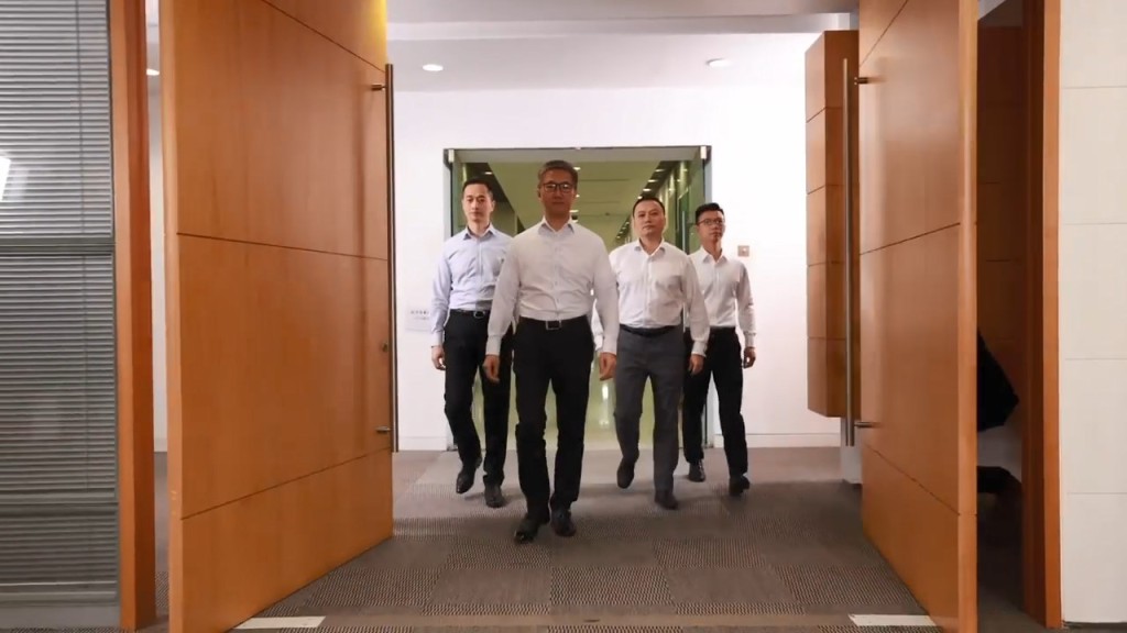 警務處處長蕭澤頤聯同一眾警隊高層為慈善挑戰「55秒Push Up」。