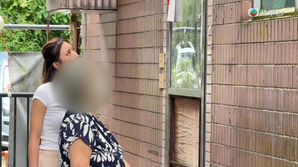 眾人在二女家門外苦候多時，但屋內始終沒有任何動靜。