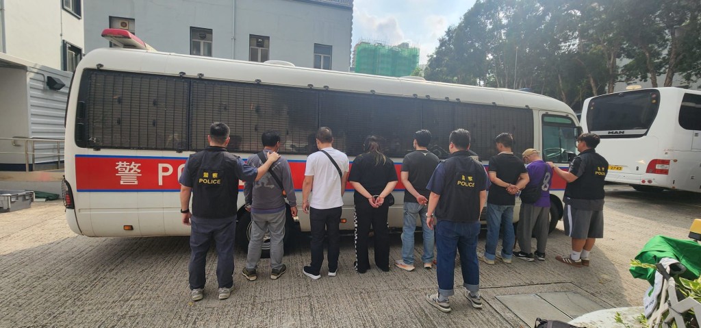 警方共拘捕8名男女。警方提供 警方共拘捕8名男女。警方提供