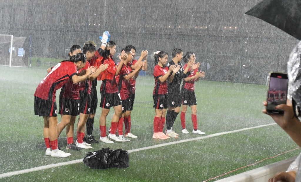 港队在雨中向球迷致谢。 陆永鸿摄