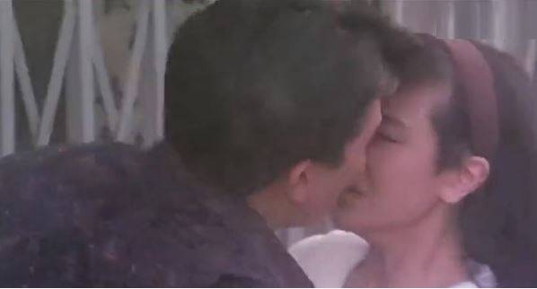 袁洁莹后来获得当时男友允许，向梁朝伟献出“荧幕初吻”。（《喋血街头》截图）