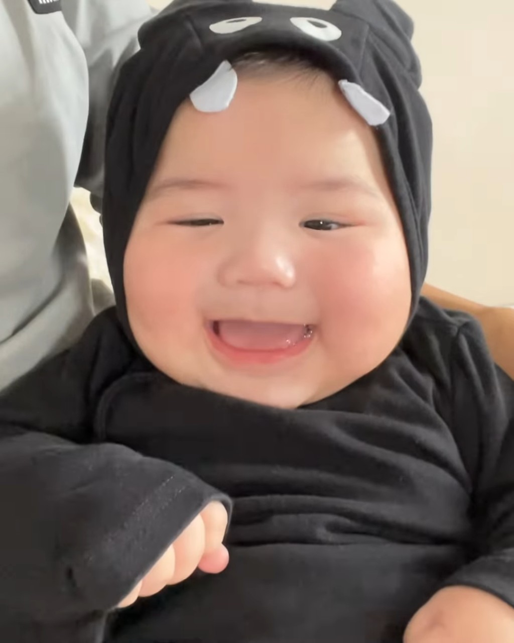倪晨曦都有將細仔Nigel打扮成可愛小蝙蝠。 倪晨曦都有將細仔Nigel打扮成可愛小蝙蝠。 