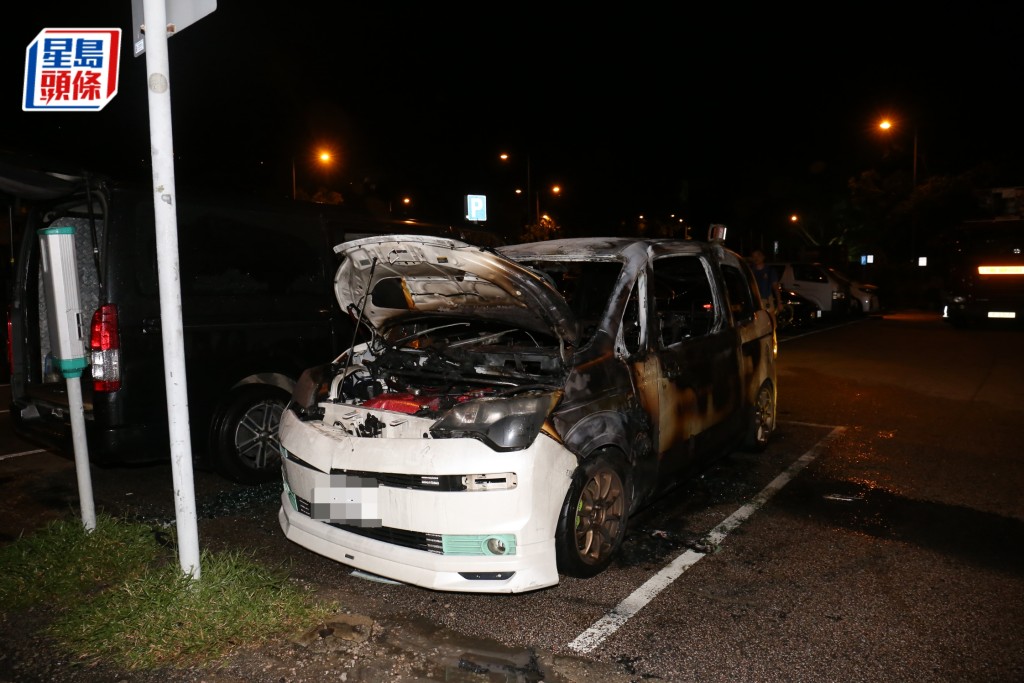 私家車嚴重焚毀。