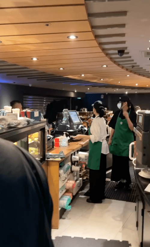 從網上流傳的片段顯示，當疑犯張文在店外徘徊並投擲煙霧彈後，星巴克的鐵捲門隨即逐步下降，成功將疑犯阻隔在店門外。Threads@427_linn