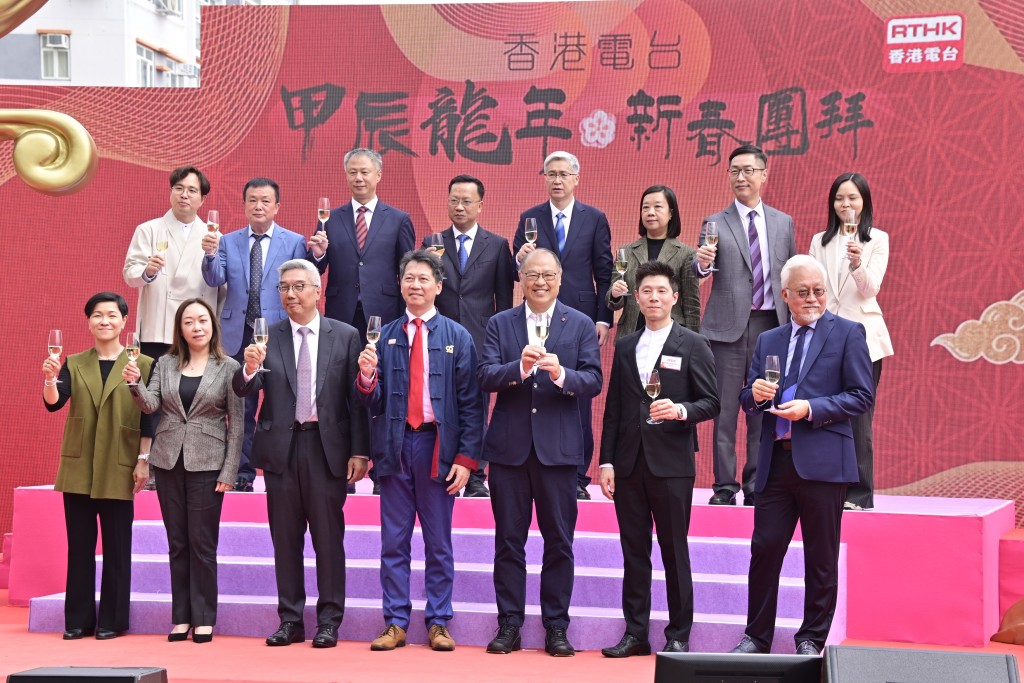 上月香港電台新春活動上，一眾電子媒體的高層祝酒，馬浚偉代表新城出席。 