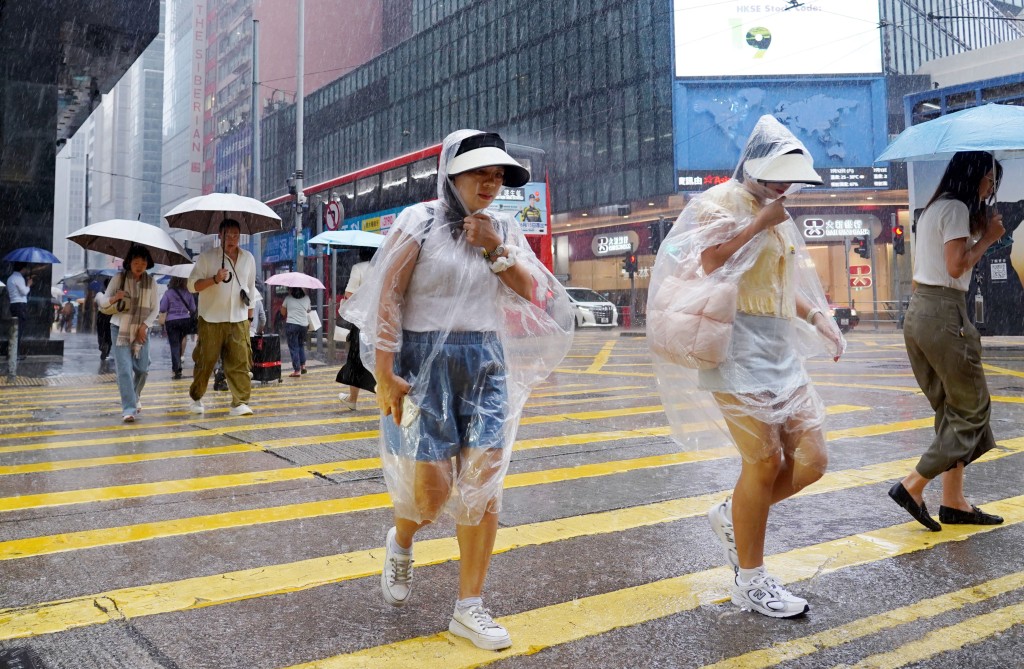 天文台昨日三度發出紅色暴雨警告信號。葉偉豪攝