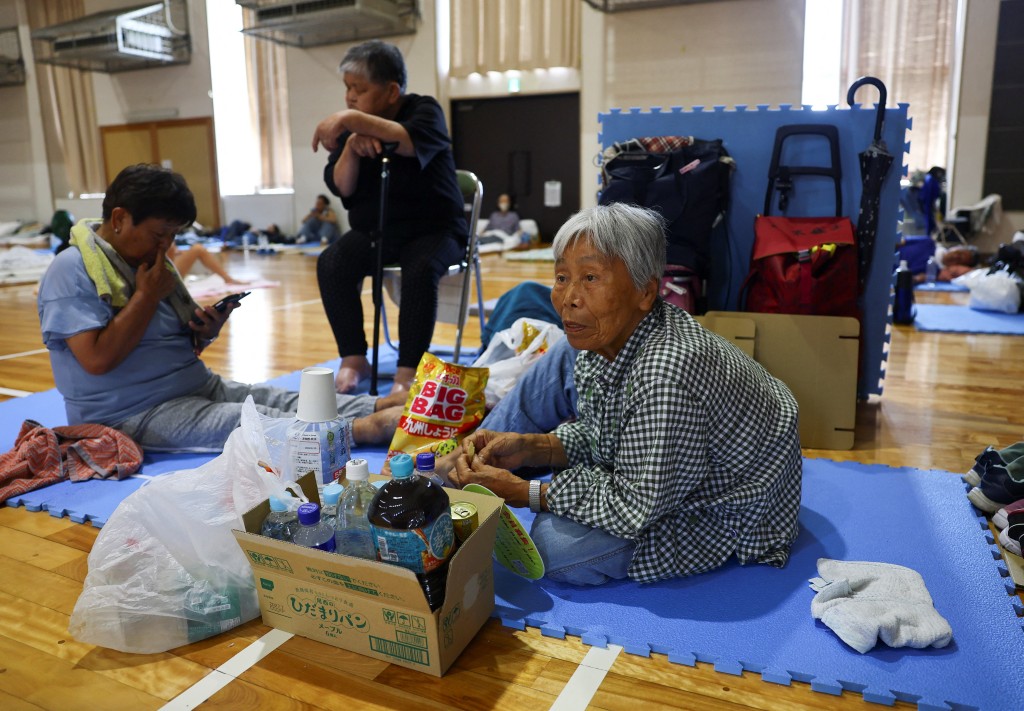 地震發生後，87歲的居民深澤絹子在被用作避難所的社區中心體育館內休息。路透社