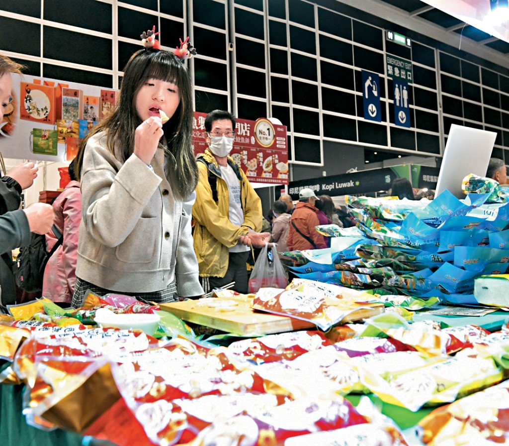 「冬日美食节」现场不少入场市民选购前先试吃。