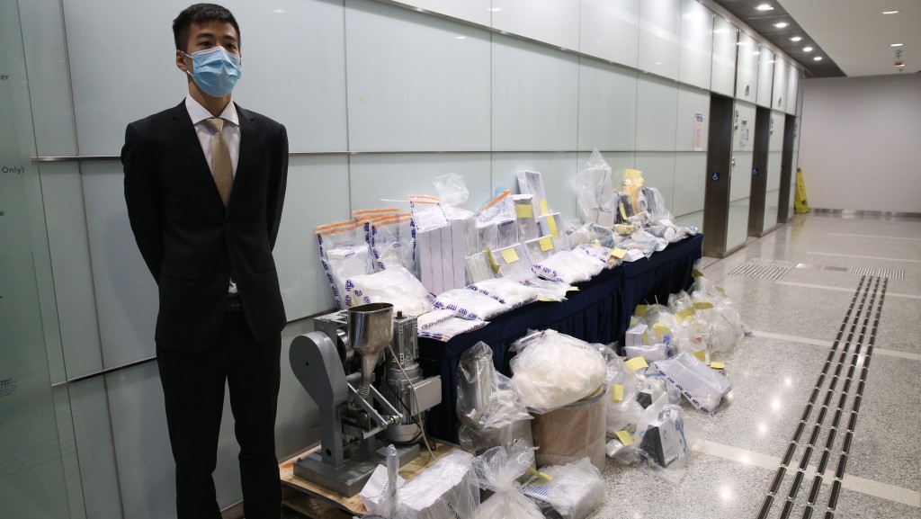 警方拘捕一名製毒師傅,檢獲13.5公斤懷疑霹靂可卡因、34公斤粉狀化學品及多樽化學液體,總值2000萬元。劉漢權攝