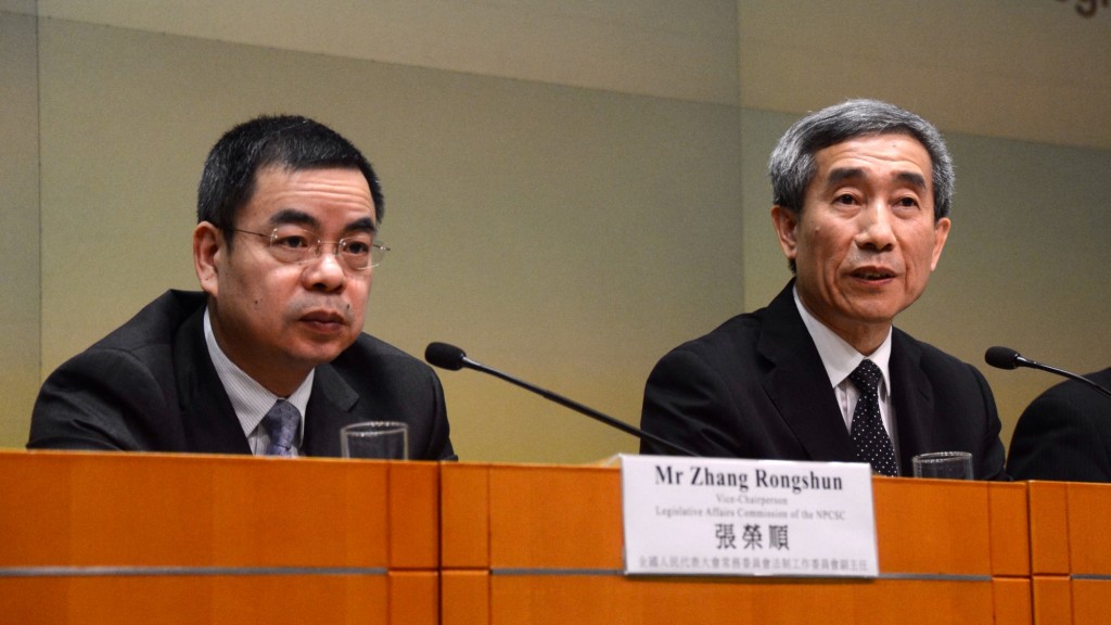 张荣顺在2014年时任基本法委员会副主任，与全国人大常委会副秘书长李飞（右）一起在港主持记者会。资料图片