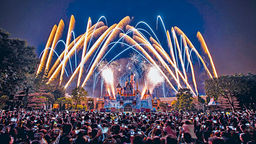 迪士尼樂園「星夢奇緣」煙花表演於昨晚暫別觀眾，迪士尼安排米奇以投影作謝幕。