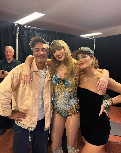 昨晚完骚后，Rita与导演老公泰格韦替替在后台跟Taylor合照。