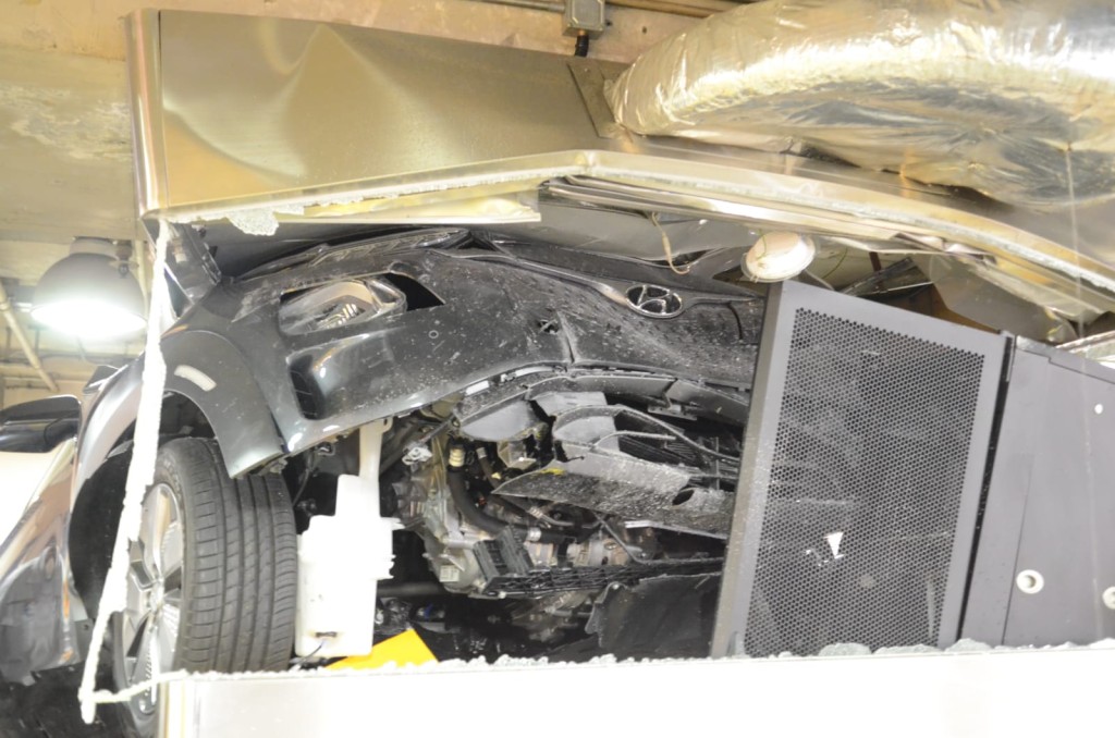 私家車嚴重損毀。