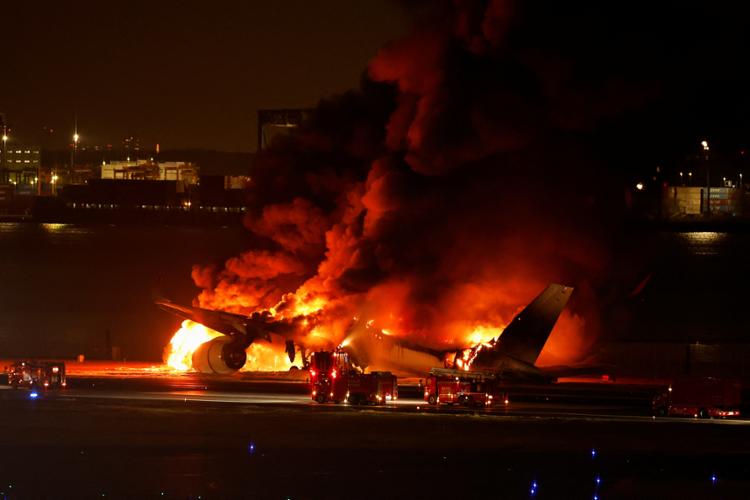 日航降落中客机，撞到海保飞机，令两机也引发大火。路透社