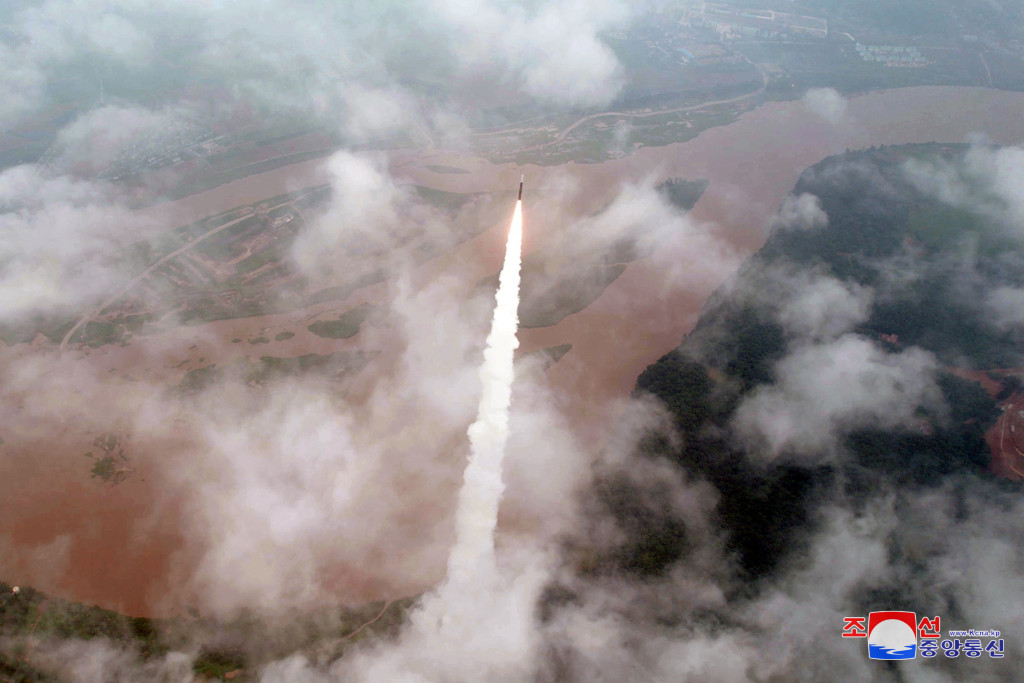 北韩上月发射“火星-18”洲际弹道导弹。路透社