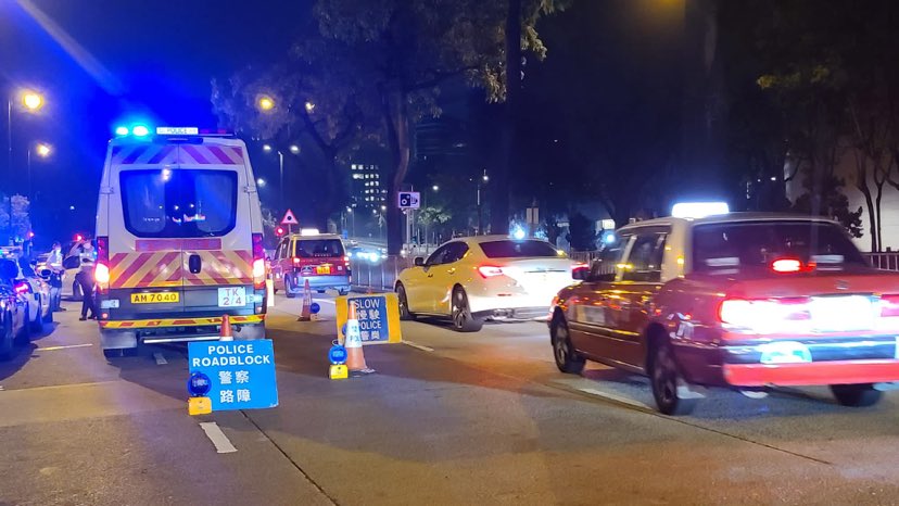西九龍總區交通部人員於10月周末期間在區內多處設置路障。警方提供