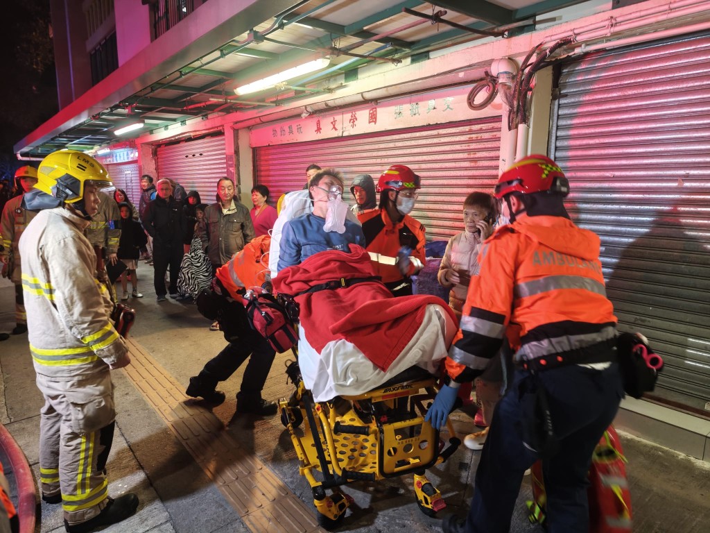 現場消息指，至少有四名居民，疑在疏散時因吸入濃煙不適送院。蔡楚輝攝