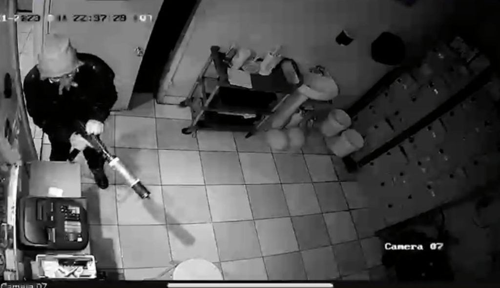 來來跳舞學院的安全錄像顯示疑犯曾進入了該處的一個房間，並操作槍枝。