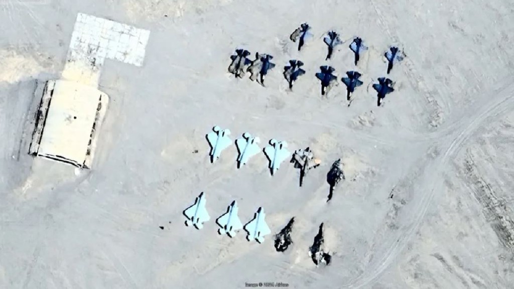 衛星圖像顯示，新疆的靶場出現美軍的F-22與F-35隱形戰機的靶機。x@clashreport