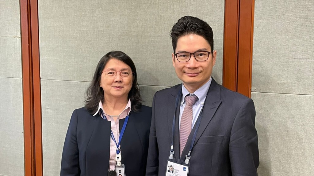 正在菲律賓訪問的陳浩濂與亞開行東亞部主管Theresa Kho會面。