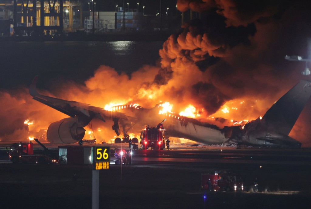 羽田機場今年1月2日亦曾發生日航客機與海上保安廳飛機相撞，造成5人死亡的事件。美聯社