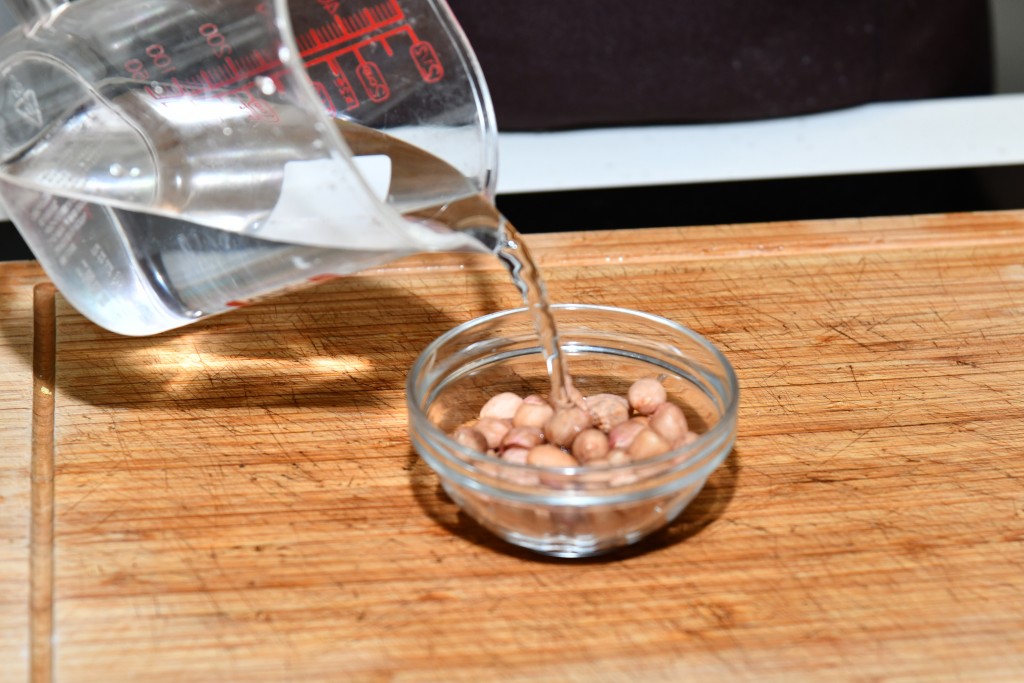 Step 2: 花生浸十五分鐘後瀝乾。Soak the peanuts for 15 minutes, and then drain.