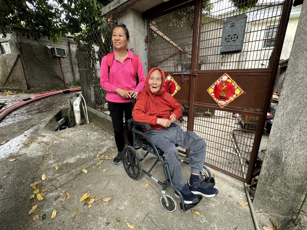 彭女士推着同住坐轮椅的89岁伯伯逃生。刘汉权摄