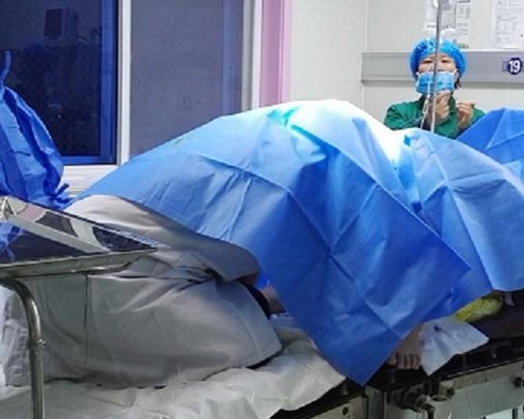 手术床上继续跪着。