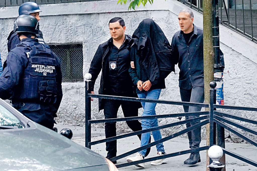 塞爾維亞14歲槍手被押上警車。