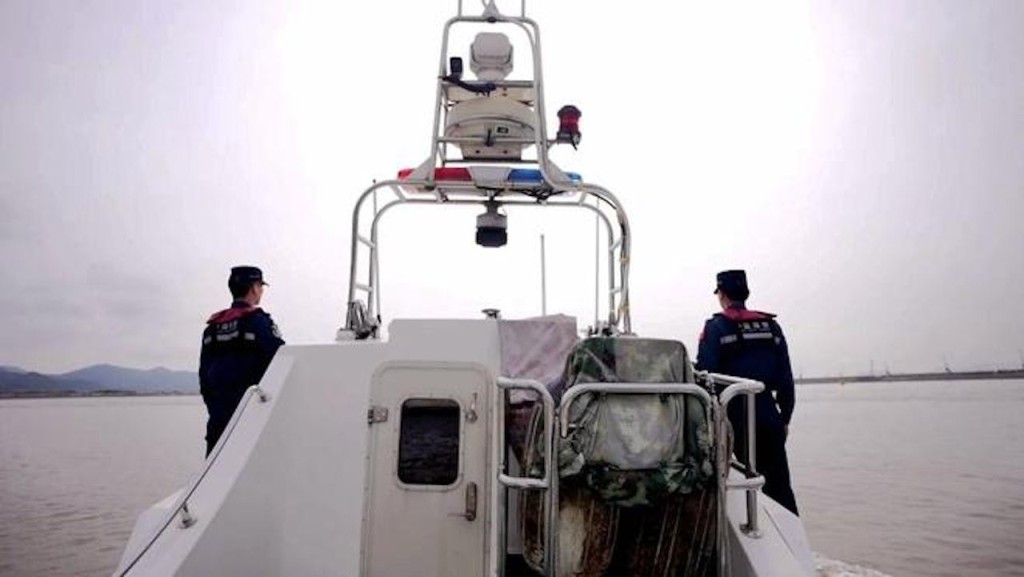 「荒島改造」網紅涉侵佔無人島違法建屋被海警突擊帶走。寧波海警