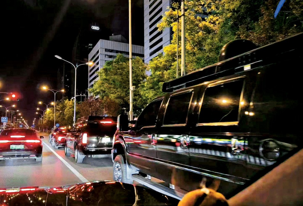 網民拍攝到美國特勤車在北京街頭駛過。