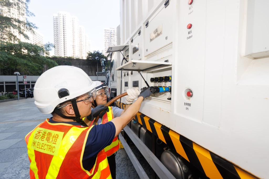 面對突發情況,港燈結合流動供電設備與智能調配技術,務求做到「快速恢復」,減低對市民的影響。 面對突發情況,港燈結合流動供電設備與智能調配技術,務求做到「快速恢復」,減低對市民的影響。