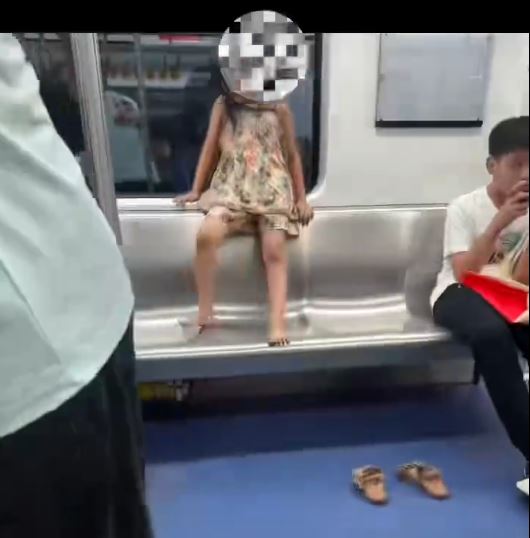 黃先生把重慶地鐵的熊孩子的鞋踢出月台，獲網民喝采。微博