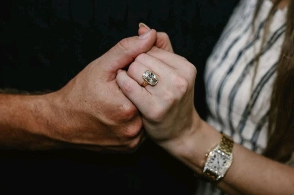 Travis送給未婚妻的訂婚鑽戒,專家估計價值7位數(美元)。 Travis送給未婚妻的訂婚鑽戒,專家估計價值7位數(美元)。