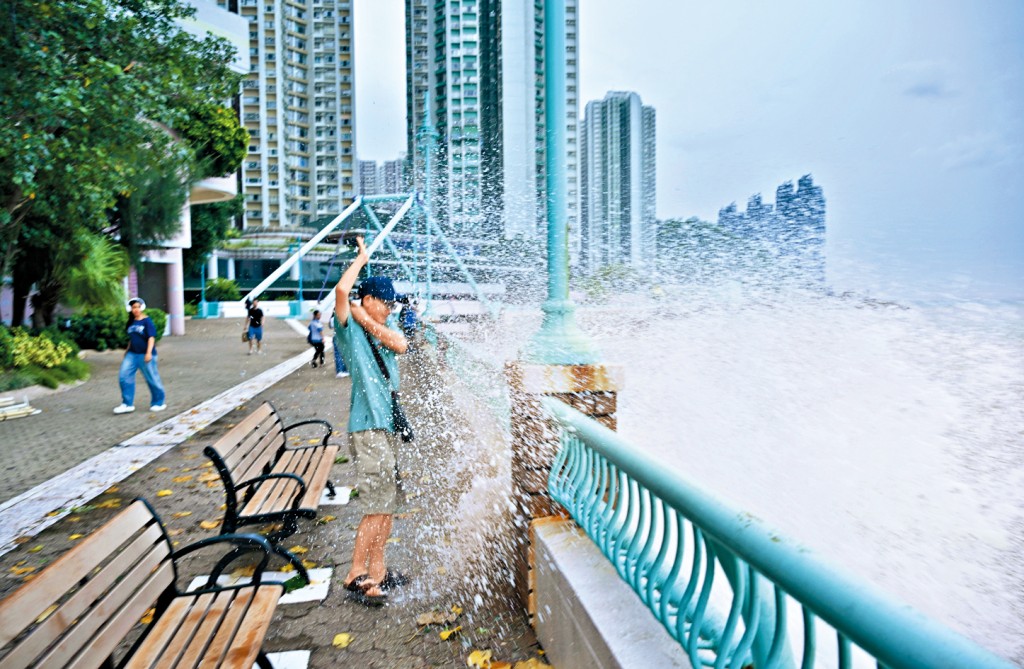 海怡半島有大浪湧至岸上，有途人被濺中全身濕透。