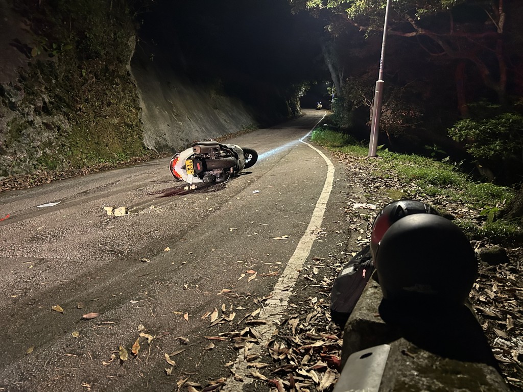 現場遺下頭盔。曾志恒攝 現場遺下頭盔。曾志恒攝