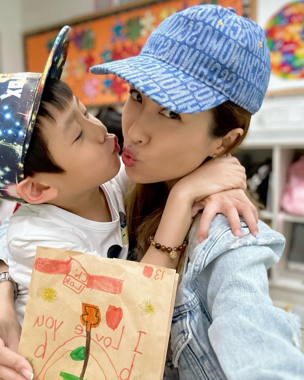陈敏之不时向儿子索吻。