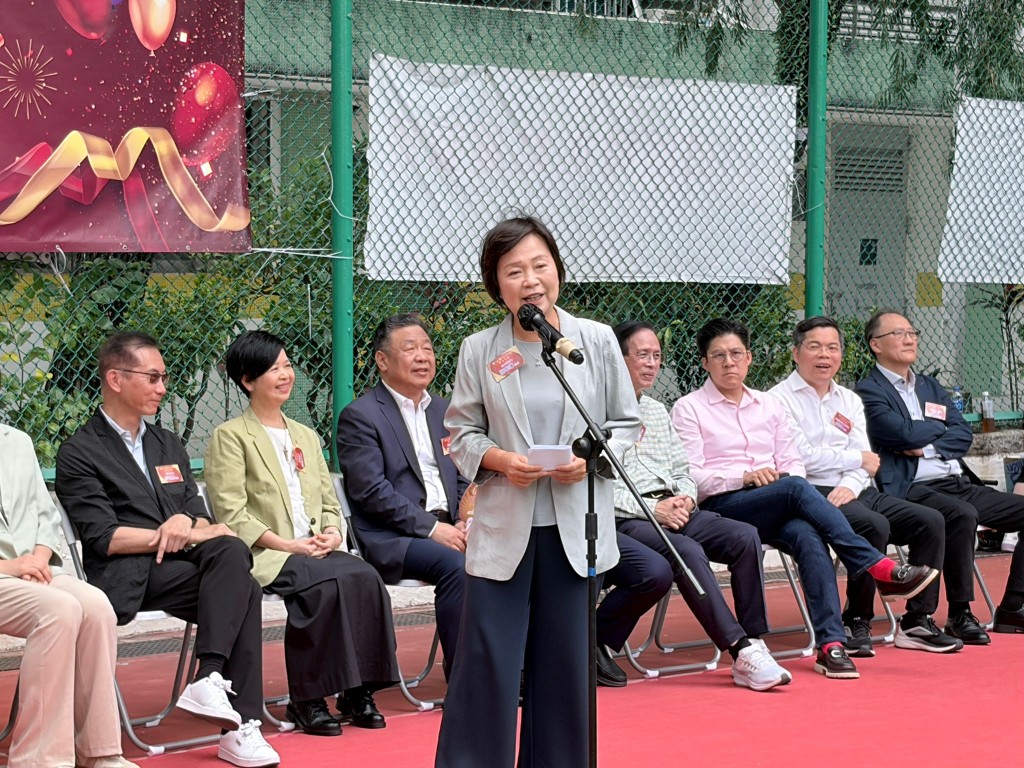 教育局局長蔡若蓮希望學校、社區及議員攜手合作,運用「整條村的力量」,幫助每位學童得到最適切照顧。 教育局局長蔡若蓮希望學校、社區及議員攜手合作,運用「整條村的力量」,幫助每位學童得到最適切照顧。