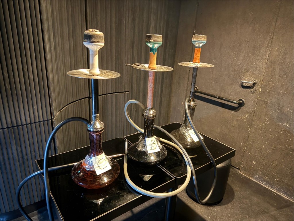 署方人員檢走3支水煙槍。 署方人員檢走3支水煙槍。
