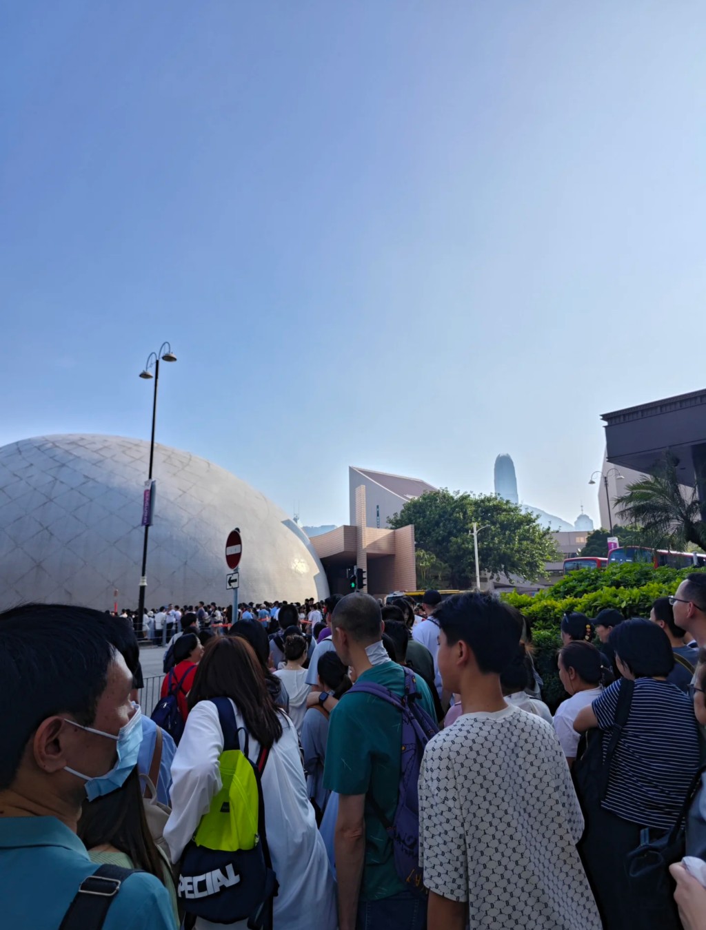 尖沙咀人頭湧湧。小紅書圖片 尖沙咀人頭湧湧。小紅書圖片