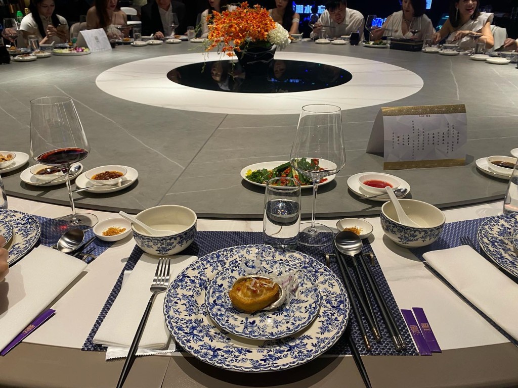 林作之後再分享母親生日宴的照片,相中一張約23人座的大圓枱似乎都座無虛席。