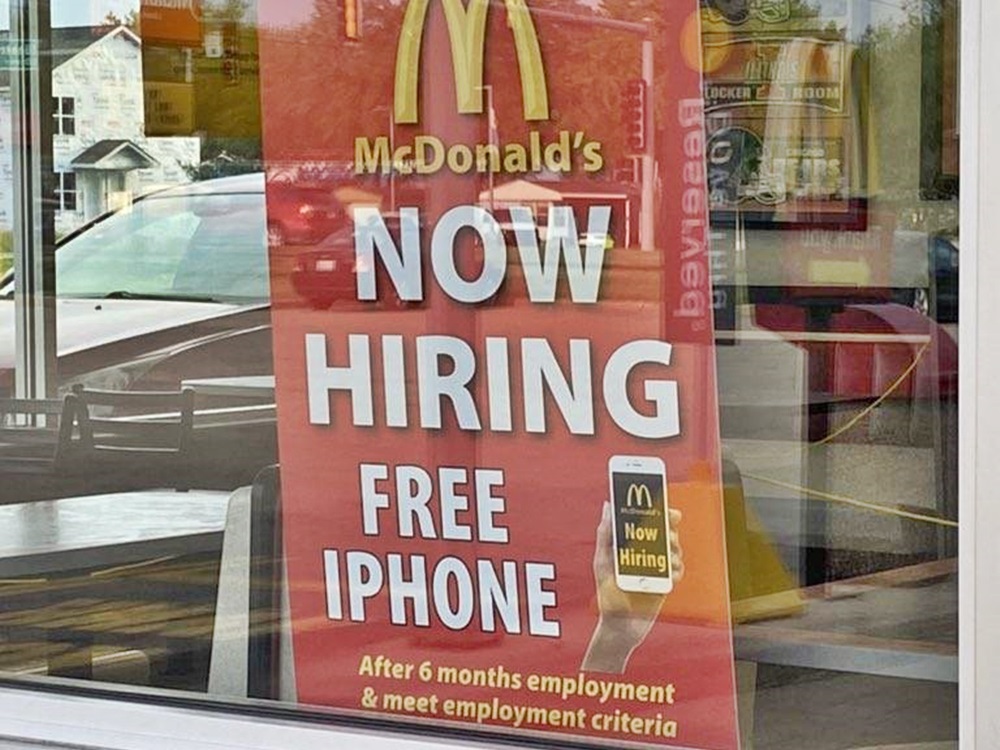 麥當勞稱新員工做滿半半即可免費獲得iPhone。網圖