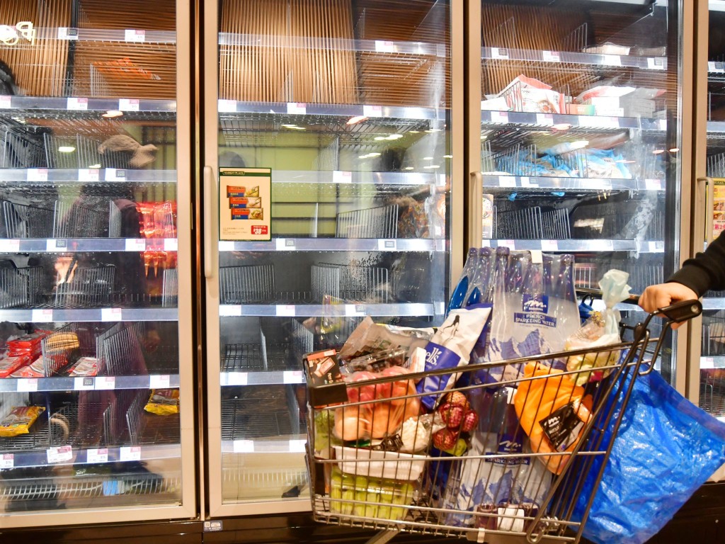 市民紛紛到超市搶購生鮮食品、日用品以及藥物。