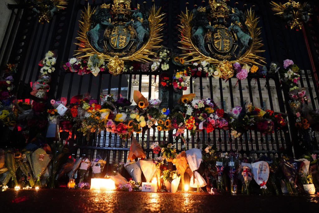 民眾在倫敦白金漢宮外留下的悼念的字句和蠟燭。AP